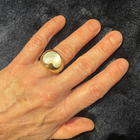 Gold Ring, 14kt with Beautiful Mother of Pearl HEART. 
This Gorgeous Dome Ring! - Picture 3 of 17